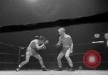 Immagine di Guanti Golden Light middleweight boxe New York City USA, 1954, secondo 15 filmato di repertorio 65675041494