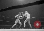 Immagine di Guanti Golden Light middleweight boxe New York City USA, 1954, secondo 16 filmato di repertorio 65675041494