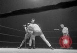 Immagine di Guanti Golden Light middleweight boxe New York City USA, 1954, secondo 17 filmato di repertorio 65675041494