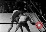 Immagine di Guanti Golden Light middleweight boxe New York City USA, 1954, secondo 20 filmato di repertorio 65675041494
