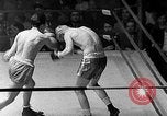 Immagine di Guanti Golden Light middleweight boxe New York City USA, 1954, secondo 21 filmato di repertorio 65675041494