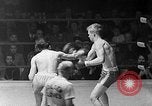 Immagine di Guanti Golden Light middleweight boxe New York City USA, 1954, secondo 22 filmato di repertorio 65675041494