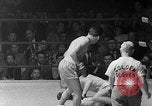 Immagine di Guanti Golden Light middleweight boxe New York City USA, 1954, secondo 23 filmato di repertorio 65675041494