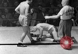 Immagine di Guanti Golden Light middleweight boxe New York City USA, 1954, secondo 24 filmato di repertorio 65675041494