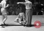 Immagine di Guanti Golden Light middleweight boxe New York City USA, 1954, secondo 25 filmato di repertorio 65675041494