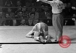 Immagine di Guanti Golden Light middleweight boxe New York City USA, 1954, secondo 26 filmato di repertorio 65675041494