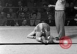 Immagine di Guanti Golden Light middleweight boxe New York City USA, 1954, secondo 27 filmato di repertorio 65675041494