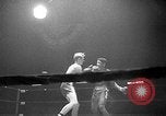 Immagine di Guanti Golden Light middleweight boxe New York City USA, 1954, secondo 30 filmato di repertorio 65675041494