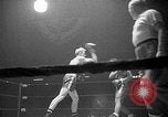 Immagine di Guanti Golden Light middleweight boxe New York City USA, 1954, secondo 31 filmato di repertorio 65675041494