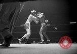 Immagine di Guanti Golden Light middleweight boxe New York City USA, 1954, secondo 32 filmato di repertorio 65675041494