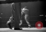 Immagine di Guanti Golden Light middleweight boxe New York City USA, 1954, secondo 33 filmato di repertorio 65675041494
