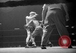 Immagine di Guanti Golden Light middleweight boxe New York City USA, 1954, secondo 34 filmato di repertorio 65675041494