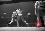 Immagine di Guanti Golden Light middleweight boxe New York City USA, 1954, secondo 35 filmato di repertorio 65675041494