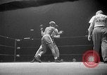 Immagine di Guanti Golden Light middleweight boxe New York City USA, 1954, secondo 36 filmato di repertorio 65675041494