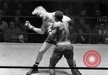 Immagine di Guanti Golden Light middleweight boxe New York City USA, 1954, secondo 37 filmato di repertorio 65675041494