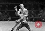 Immagine di Guanti Golden Light middleweight boxe New York City USA, 1954, secondo 38 filmato di repertorio 65675041494