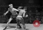 Immagine di Guanti Golden Light middleweight boxe New York City USA, 1954, secondo 39 filmato di repertorio 65675041494