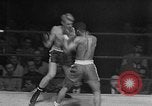 Immagine di Guanti Golden Light middleweight boxe New York City USA, 1954, secondo 40 filmato di repertorio 65675041494