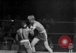 Immagine di Guanti Golden Light middleweight boxe New York City USA, 1954, secondo 41 filmato di repertorio 65675041494