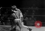 Immagine di Guanti Golden Light middleweight boxe New York City USA, 1954, secondo 42 filmato di repertorio 65675041494