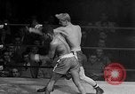 Immagine di Guanti Golden Light middleweight boxe New York City USA, 1954, secondo 43 filmato di repertorio 65675041494