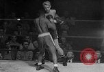 Immagine di Guanti Golden Light middleweight boxe New York City USA, 1954, secondo 44 filmato di repertorio 65675041494