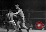 Immagine di Guanti Golden Light middleweight boxe New York City USA, 1954, secondo 45 filmato di repertorio 65675041494