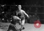 Immagine di Guanti Golden Light middleweight boxe New York City USA, 1954, secondo 46 filmato di repertorio 65675041494