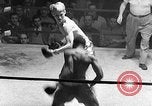 Immagine di Guanti Golden Light middleweight boxe New York City USA, 1954, secondo 47 filmato di repertorio 65675041494