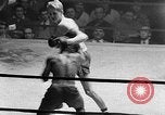 Immagine di Guanti Golden Light middleweight boxe New York City USA, 1954, secondo 48 filmato di repertorio 65675041494
