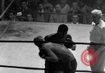 Immagine di Guanti Golden Light middleweight boxe New York City USA, 1954, secondo 51 filmato di repertorio 65675041494