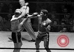 Immagine di Guanti Golden Light middleweight boxe New York City USA, 1954, secondo 54 filmato di repertorio 65675041494
