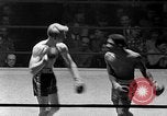 Immagine di Guanti Golden Light middleweight boxe New York City USA, 1954, secondo 57 filmato di repertorio 65675041494