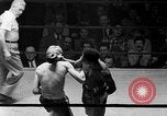 Immagine di Guanti Golden Light middleweight boxe New York City USA, 1954, secondo 58 filmato di repertorio 65675041494
