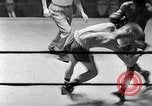 Immagine di Guanti Golden Light middleweight boxe New York City USA, 1954, secondo 59 filmato di repertorio 65675041494