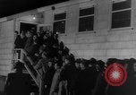 Image Les travailleurs Unis de l'automobile visitent le camp Atterbury Camp Atterbury Indiana USA, 1943, de la seconde 26 séquences d'archives historiques vidéo 65675041518