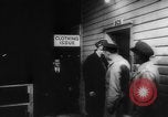 Image Les travailleurs Unis de l'automobile visitent le camp Atterbury Camp Atterbury Indiana USA, 1943, de la seconde 33 séquences d'archives historiques vidéo 65675041518