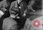 Image Les travailleurs Unis de l'automobile visitent le camp Atterbury Camp Atterbury Indiana USA, 1943, de la seconde 39 séquences d'archives historiques vidéo 65675041518