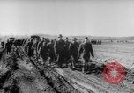 Image Les travailleurs Unis de l'automobile visitent le camp Atterbury Camp Atterbury Indiana USA, 1943, de la seconde 46 séquences d'archives historiques vidéo 65675041518