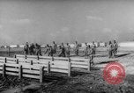 Image Les travailleurs Unis de l'automobile visitent le camp Atterbury Camp Atterbury Indiana USA, 1943, de la seconde 50 séquences d'archives historiques vidéo 65675041518