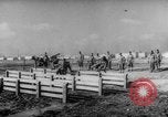 Image Les travailleurs Unis de l'automobile visitent le camp Atterbury Camp Atterbury Indiana USA, 1943, de la seconde 51 séquences d'archives historiques vidéo 65675041518