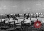 Image Les travailleurs Unis de l'automobile visitent le camp Atterbury Camp Atterbury Indiana USA, 1943, de la seconde 52 séquences d'archives historiques vidéo 65675041518