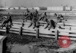 Image Les travailleurs Unis de l'automobile visitent le camp Atterbury Camp Atterbury Indiana USA, 1943, de la seconde 53 séquences d'archives historiques vidéo 65675041518
