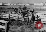 Image Les travailleurs Unis de l'automobile visitent le camp Atterbury Camp Atterbury Indiana USA, 1943, de la seconde 54 séquences d'archives historiques vidéo 65675041518