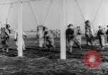 Image Les travailleurs Unis de l'automobile visitent le camp Atterbury Camp Atterbury Indiana USA, 1943, de la seconde 56 séquences d'archives historiques vidéo 65675041518