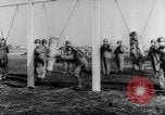 Image Les travailleurs Unis de l'automobile visitent le camp Atterbury Camp Atterbury Indiana USA, 1943, de la seconde 57 séquences d'archives historiques vidéo 65675041518