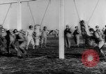 Image Les travailleurs Unis de l'automobile visitent le camp Atterbury Camp Atterbury Indiana USA, 1943, de la seconde 59 séquences d'archives historiques vidéo 65675041518