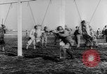 Image Les travailleurs Unis de l'automobile visitent le camp Atterbury Camp Atterbury Indiana USA, 1943, de la seconde 60 séquences d'archives historiques vidéo 65675041518