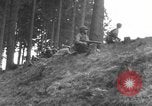 Image Troupes de US 16e Régiment d'infanterie Andreasberg avance vers St Allemagne, 1945, de la seconde 4 séquences d'archives historiques vidéo 65675041534