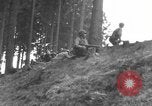 Image Troupes de US 16e Régiment d'infanterie Andreasberg avance vers St Allemagne, 1945, de la seconde 5 séquences d'archives historiques vidéo 65675041534